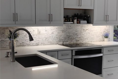 House in Miami, Florida 4 bedrooms, 213.02 sq.m. № 1958695 - photo 9