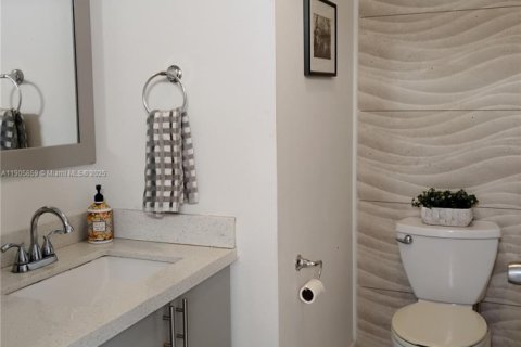 House in Miami, Florida 4 bedrooms, 213.02 sq.m. № 1958695 - photo 15