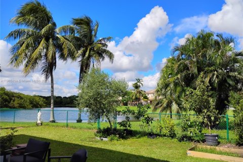 House in Miami, Florida 4 bedrooms, 213.02 sq.m. № 1958695 - photo 4