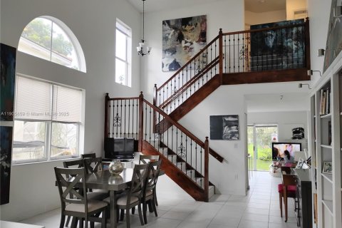 House in Miami, Florida 4 bedrooms, 213.02 sq.m. № 1958695 - photo 6