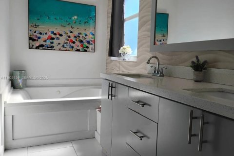 Villa ou maison à vendre à Miami, Floride: 4 chambres, 213.02 m2 № 1958695 - photo 25