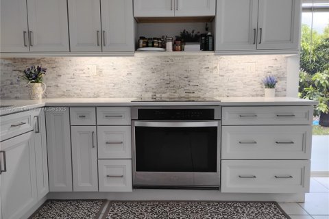 House in Miami, Florida 4 bedrooms, 213.02 sq.m. № 1958695 - photo 10