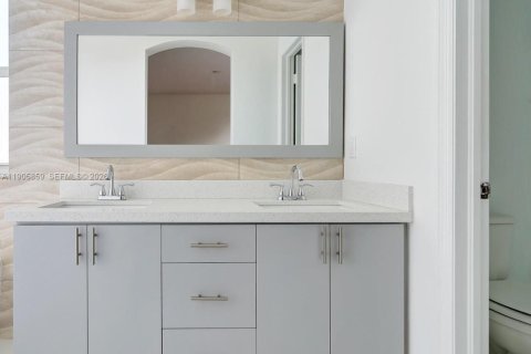 Casa en venta en Miami, Florida, 4 dormitorios, 213.02 m2 № 1958695 - foto 22