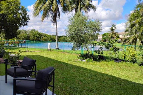 House in Miami, Florida 4 bedrooms, 213.02 sq.m. № 1958695 - photo 5