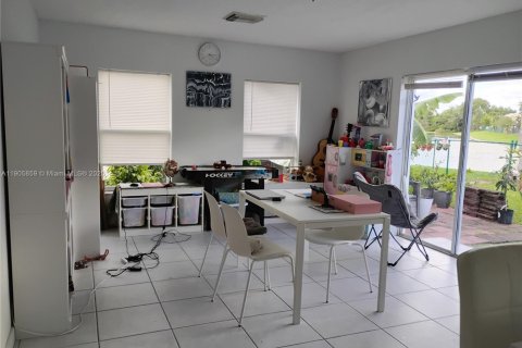 House in Miami, Florida 4 bedrooms, 213.02 sq.m. № 1958695 - photo 12