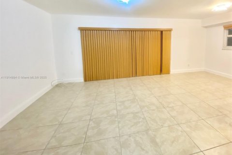 Снять в аренду таунхаус в Дейви, Флорида 3 спальни, 156.08м2, № 1970197 - фото 15