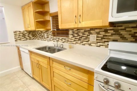 Снять в аренду таунхаус в Дейви, Флорида 3 спальни, 156.08м2, № 1970197 - фото 3