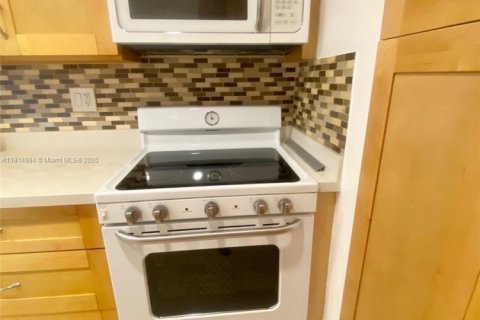 Снять в аренду таунхаус в Дейви, Флорида 3 спальни, 156.08м2, № 1970197 - фото 7