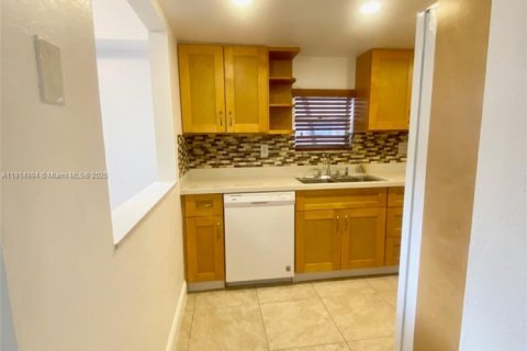 Снять в аренду таунхаус в Дейви, Флорида 3 спальни, 156.08м2, № 1970197 - фото 21