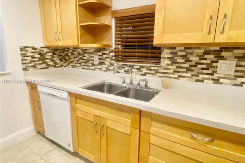 Снять в аренду таунхаус в Дейви, Флорида 3 спальни, 156.08м2, № 1970197 - фото 5