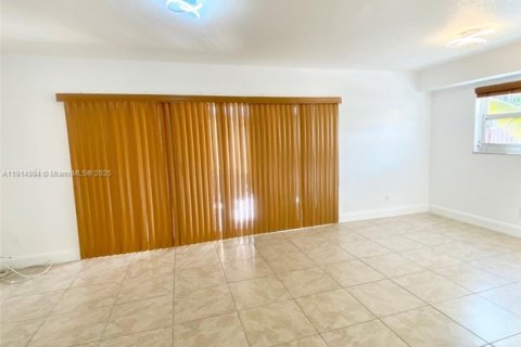 Снять в аренду таунхаус в Дейви, Флорида 3 спальни, 156.08м2, № 1970197 - фото 16