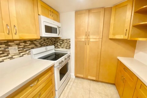 Снять в аренду таунхаус в Дейви, Флорида 3 спальни, 156.08м2, № 1970197 - фото 10