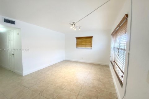 Снять в аренду таунхаус в Дейви, Флорида 3 спальни, 156.08м2, № 1970197 - фото 13