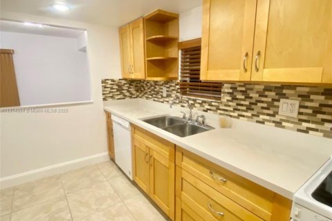 Снять в аренду таунхаус в Дейви, Флорида 3 спальни, 156.08м2, № 1970197 - фото 6