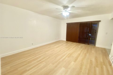 Снять в аренду таунхаус в Дейви, Флорида 3 спальни, 156.08м2, № 1970197 - фото 26