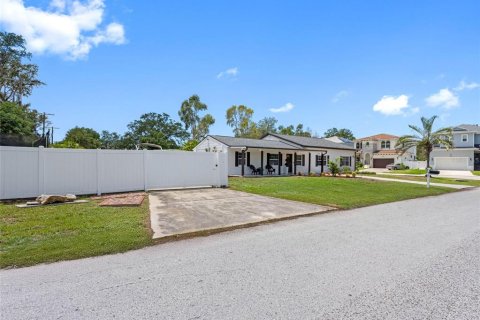 House in Tampa, Florida 4 bedrooms, 188.78 sq.m. № 1791609 - photo 6