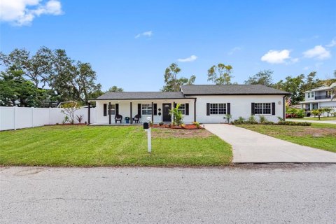 House in Tampa, Florida 4 bedrooms, 188.78 sq.m. № 1791609 - photo 1