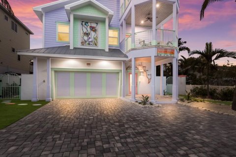 House in Anna Maria, Florida 4 bedrooms, 260.41 sq.m. № 1521212 - photo 3