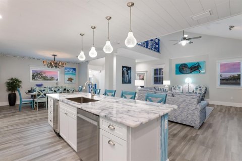 House in Anna Maria, Florida 4 bedrooms, 260.41 sq.m. № 1521212 - photo 14