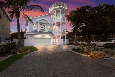 House in Anna Maria, Florida 4 bedrooms, 260.41 sq.m. № 1521212 - photo 2