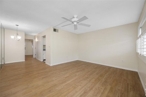 Condo in Seminole, Florida, 1 bedroom  № 2379626 - photo 18