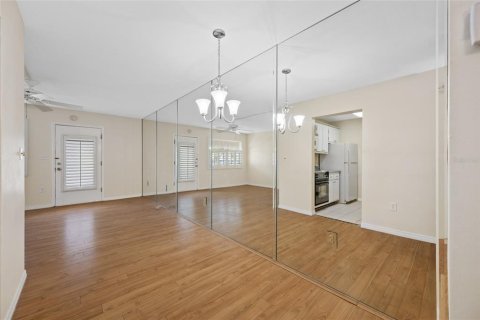 Condo in Seminole, Florida, 1 bedroom  № 2379626 - photo 9