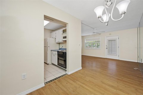 Condo in Seminole, Florida, 1 bedroom  № 2379626 - photo 10