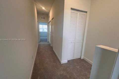 Townhouse in Port St. Lucie, Florida 3 bedrooms, 169.08 sq.m. № 2000701 - photo 14