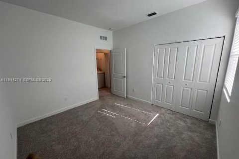 Townhouse in Port St. Lucie, Florida 3 bedrooms, 169.08 sq.m. № 2000701 - photo 12