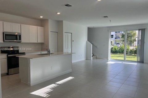 Townhouse in Port St. Lucie, Florida 3 bedrooms, 169.08 sq.m. № 2000701 - photo 3