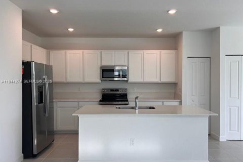 Townhouse in Port St. Lucie, Florida 3 bedrooms, 169.08 sq.m. № 2000701 - photo 2