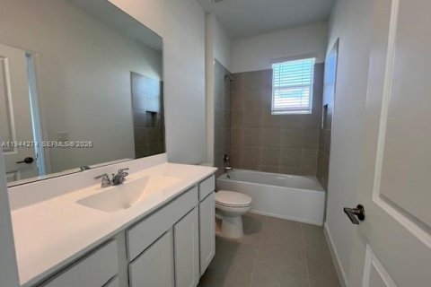 Townhouse in Port St. Lucie, Florida 3 bedrooms, 169.08 sq.m. № 2000701 - photo 8