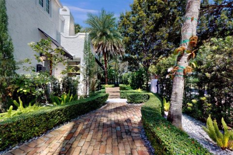 House in Coral Gables, Florida 4 bedrooms, 229.93 sq.m. № 1800847 - photo 7