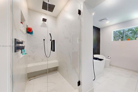 House in Coral Gables, Florida 4 bedrooms, 229.93 sq.m. № 1800847 - photo 19