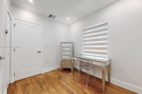 House in Coral Gables, Florida 4 bedrooms, 229.93 sq.m. № 1800847 - photo 13