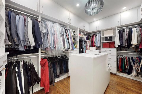 House in Coral Gables, Florida 4 bedrooms, 229.93 sq.m. № 1800847 - photo 15