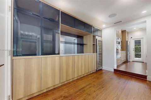 House in Coral Gables, Florida 4 bedrooms, 229.93 sq.m. № 1800847 - photo 25