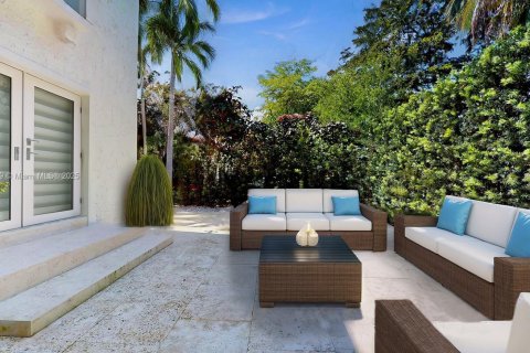 House in Coral Gables, Florida 4 bedrooms, 229.93 sq.m. № 1800847 - photo 8