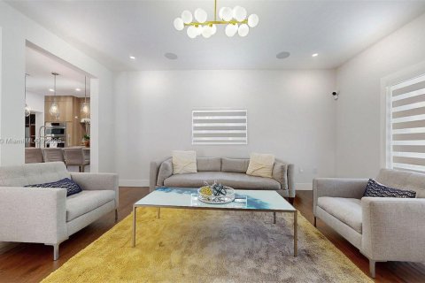 House in Coral Gables, Florida 4 bedrooms, 229.93 sq.m. № 1800847 - photo 28