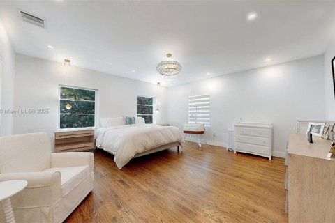 House in Coral Gables, Florida 4 bedrooms, 229.93 sq.m. № 1800847 - photo 11
