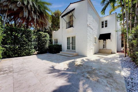 House in Coral Gables, Florida 4 bedrooms, 229.93 sq.m. № 1800847 - photo 9