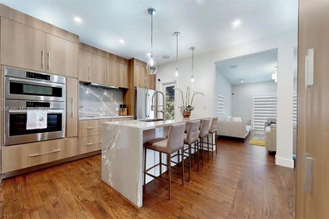 House in Coral Gables, Florida 4 bedrooms, 229.93 sq.m. № 1800847 - photo 20