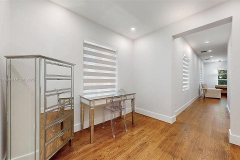 House in Coral Gables, Florida 4 bedrooms, 229.93 sq.m. № 1800847 - photo 12