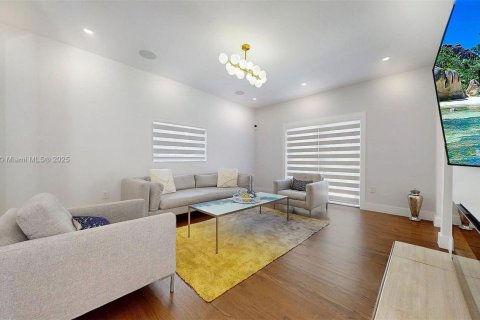 House in Coral Gables, Florida 4 bedrooms, 229.93 sq.m. № 1800847 - photo 30