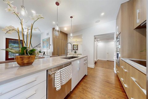 House in Coral Gables, Florida 4 bedrooms, 229.93 sq.m. № 1800847 - photo 22