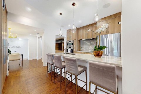 House in Coral Gables, Florida 4 bedrooms, 229.93 sq.m. № 1800847 - photo 21