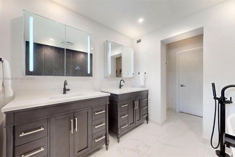 House in Coral Gables, Florida 4 bedrooms, 229.93 sq.m. № 1800847 - photo 17