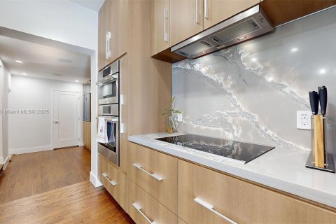 House in Coral Gables, Florida 4 bedrooms, 229.93 sq.m. № 1800847 - photo 24