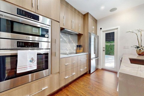 House in Coral Gables, Florida 4 bedrooms, 229.93 sq.m. № 1800847 - photo 23