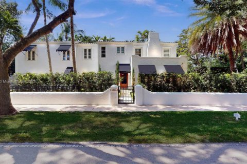 House in Coral Gables, Florida 4 bedrooms, 229.93 sq.m. № 1800847 - photo 1
